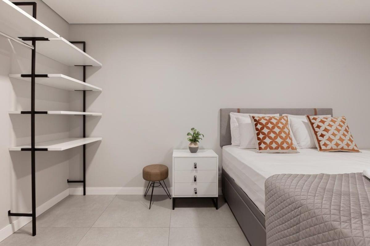 Apartamento Easy Star - Belo Apto C/ 2 Quartos, Vaga E Varanda Na Paulista - Np01i *
